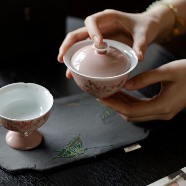 微信图片_202504081744003 Hand-Painted Peach Blossom Lidded Bowl – Gongfu Tea Set, Scholar's Ware, Underglaze "Cangyan Red" Tea Brewing Bowl, Home Use Lidded Bowl
